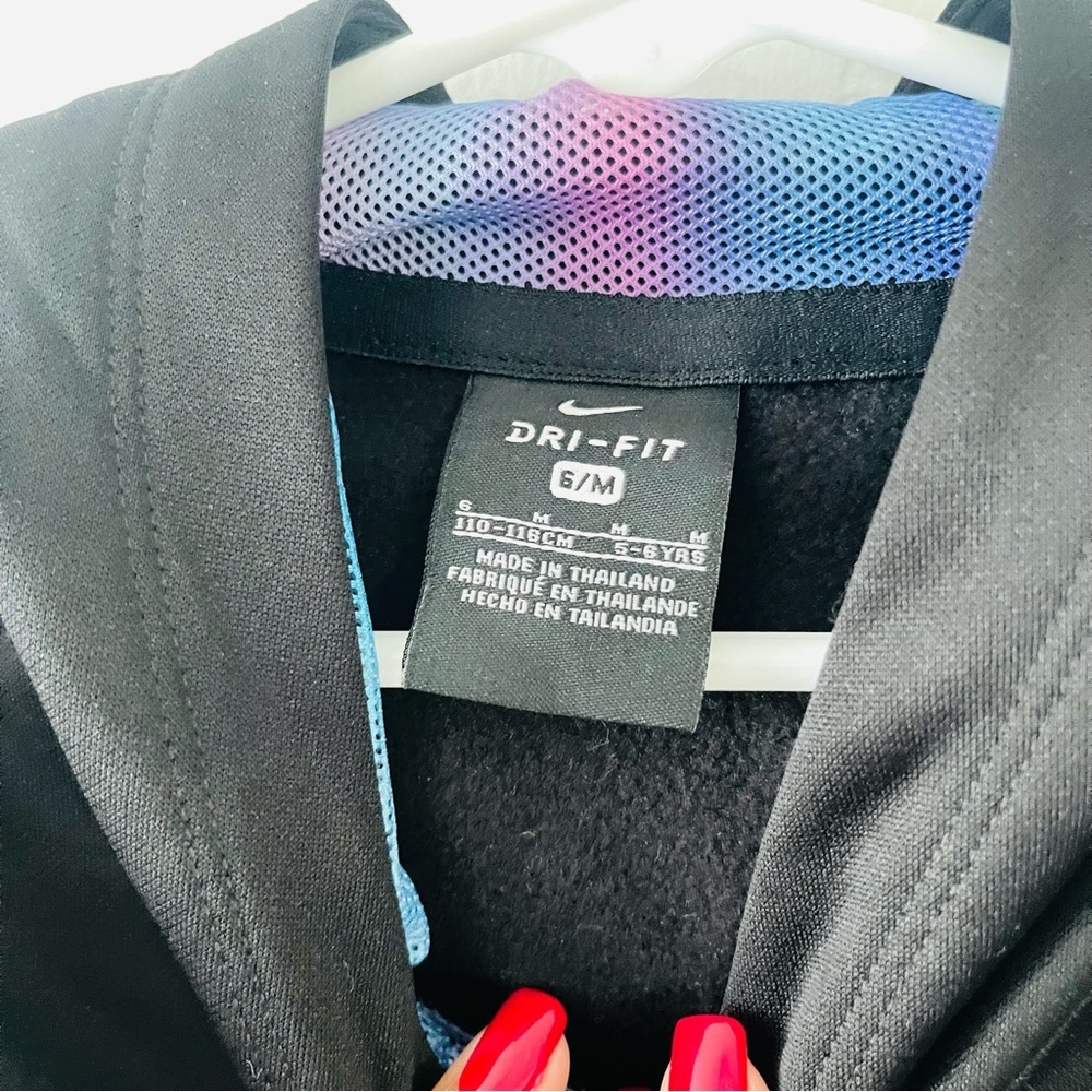 Nike | Girls Therma Black Sweatshirt with Silver Swoosh - Picture 6 of 6